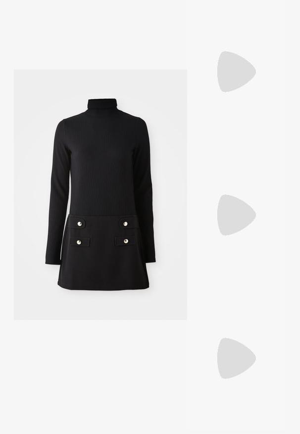 Robe noire en maille côtelée à col roulé, avec manches longues, présentant un corsage ajusté et une jupe évasée avec deux poches avant et des boutons dorés.; Chaussure slingback en cuir noir avec un bout pointu, un petit talon et un détail de boucle décoratif sur le dessus. Texture lisse, design minimaliste.; Sac à main en cuir noir texturé avec rabat arrondi, détail de fermoir doré, poignée supérieure et bandoulière amovible sur fond clair.; Collier en chaîne dorée avec des maillons circulaires espacés uniformément, chacun présentant une perle centrale, disposé sur un fond clair.