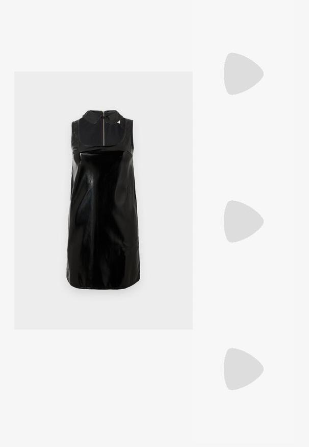 Ärmelloses schwarzes Lacklederkleid mit hohem Kragen und durchgehendem Reißverschluss, mit glänzender Textur und schmalem, geraden Schnitt.; Schwarze High-Heel-Sandale mit dünnen Riemen, einem Knöchelverschluss, einer glatten Lederoberfläche und einem schlanken Stiletto-Absatz.; Weiche Lavendel-Clutch mit gerafftem Stoff, silbernem Kiss-Lock-Verschluss und passendem Handgelenksriemen auf hellem einfarbigem Hintergrund.; Silberne skulpturale Ohrringe mit glatten, geschwungenen Formen und reflektierenden Oberflächen. Sie verfügen über ein geschlossenes Ringdesign und eine ausgeprägte organische Form.