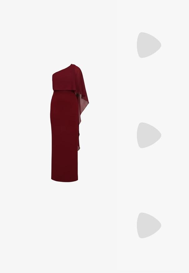 Robe longue rouge foncé sans manches avec une cape asymétrique drapée sur une épaule, créant un effet superposé.; Chaussure à talon haut en cuir verni noir avec bout pointu et bride de cheville nouée à l'arrière, présentée sur un fond blanc uni.; Petit sac à main noir brillant avec deux longues anses et des détails à cordon sur les côtés sur un fond clair uni.; Boucles d'oreilles créoles en argent avec trois bandes semi-circulaires superposées, dont une ornée de petits cristaux clairs sur un fond clair.