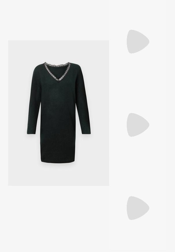 Robe en tricot noire à manches longues avec décolleté en V, ornée d'une délicate bordure en dentelle festonnée.; Chaussure slingback en cuir verni noir avec bout pointu et petit talon bloc incliné sur fond clair uni.; Sac à main bordeaux en matériau brillant, de forme rectangulaire, avec deux anses et des accents légèrement courbés à l'avant.; Boucles d’oreilles créoles en métal argenté avec une surface lisse légèrement incurvée et des fermoirs à clapet sur un fond blanc uni.