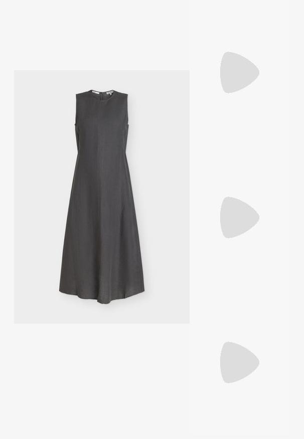 Robe midi sans manches gris foncé avec un col rond haut et des détails discrets de coutures sur le devant et les côtés, fermeture éclair au dos.; Chaussure plate Mary Jane en daim vert olive avec bride à boucle argentée et bout arrondi, présentée sur fond blanc.; Lunettes carrées en plastique transparent avec des verres translucides, dotées d'accents dorés sur les branches pour plus de détails.; Boucles d'oreilles en métal argenté avec un design ondulé et sculptural, présentant une finition polie et des formes irrégulières, mettant en valeur une esthétique contemporaine.