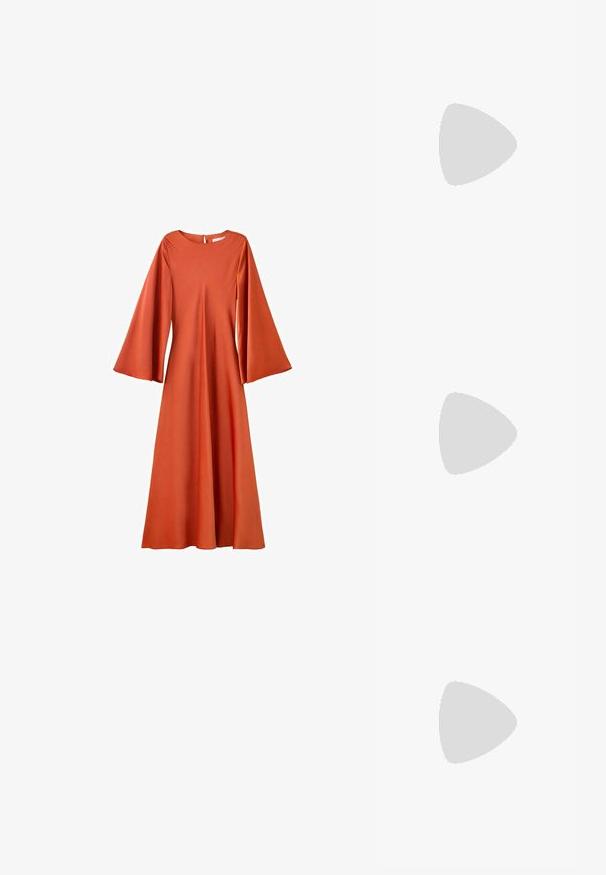 Robe longue orange rouille avec manches évasées en cloche, taille cintrée et col rond avec fermeture par bouton au dos.; Escarpin marron en cuir verni à bout pointu avec talon haut stiletto fin et bride arrière ouverte sur fond blanc.; Lunettes de soleil rectangulaires noires avec des montures épaisses et des verres teintés marron, vues de face sur un fond blanc.; Sac à main en cuir verni noir brillant avec une forme triangulaire et une large anse froncée s'ouvrant au centre en haut.