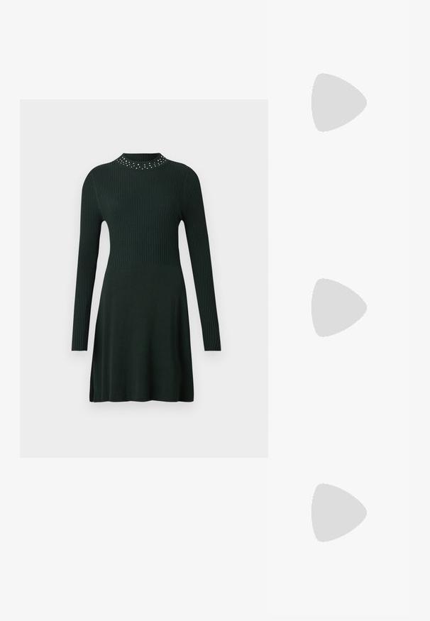Robe tricotée côtelée vert foncé à manches longues avec un col haut décoré de petits clous en argent, taille cintrée et jupe évasée.; Bottes en cuir noires arrivant au genou, avec un bout carré, un large talon et une sangle décorative avec des accents métalliques autour de la cheville. Texture lisse.; Petit sac à main noir brillant avec deux longues anses et des détails à cordon sur les côtés sur un fond clair uni.; Ceinture en cuir noir avec deux poches arrondies, fermées par des boutons-pression en argent. Texture lisse, design légèrement courbé.