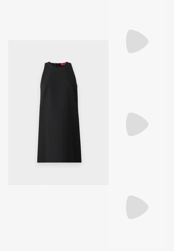 Sort ærmeløs kjole med høj halsudskæring, glat stof, løs silhuet og et subtilt rødt mærke på bagsiden.; Sort læder sandal med høje hæle, tynde stropper, åben tå og justerbar ankelspænde, vist mod en ensartet hvid baggrund.; Sort læder clutch med samlet tekstur, sølvfarvet metalramme, kys-lås lukning og kædestrop. Glat, blød overflade.; Sølvskulpturelle øreringe med glatte, buede former og reflekterende overflader. Har et lukket hoop-design og en markant organisk form.