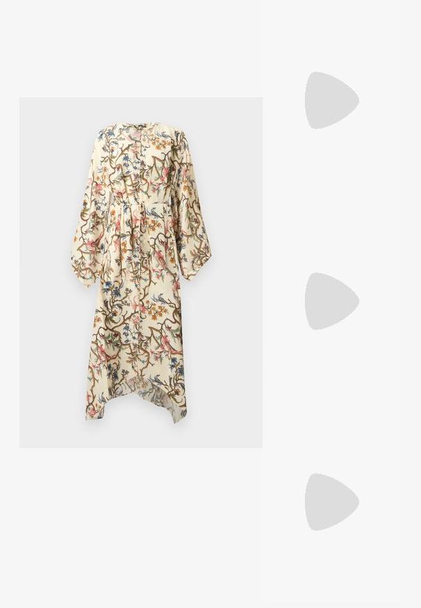 Longue robe crème avec imprimé floral et de vigne, manches longues bouffantes, boutonnée à l'avant et ceinture assortie en tissu à la taille.; Ballerines en cuir noir avec un bout rond, texture lisse, détails de couture minimalistes et design de semelle flexible.; Elleme BOOMERANG WOVEN - Sac à main - brown; Boucles d'oreilles en or en forme de d'anneaux lisses et courbés avec une finition polie. Équipées d'un mécanisme de fermeture et de légères indentations pour le détail.