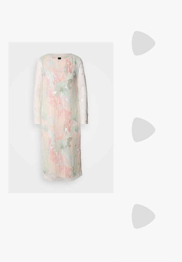 Robe florale en couleurs pastel avec de longues manches transparentes, ornée de broderies et de décorations. Tissu léger avec une coupe décontractée.; Sandale à talon en cuir blanc avec une large bride et un entre-doigts, exposée en extérieur sur une surface carrelée en bois et en gravier avec de la verdure en arrière-plan.; Petit sac à main en cuir beige avec poignée supérieure et logo CK argenté sur le rabat avant, présenté sur fond blanc.; Boucles d'oreilles en argent avec une finition polie, présentant une forme circulaire et une fermeture à charnière. Texture lisse avec un minimum de détails.