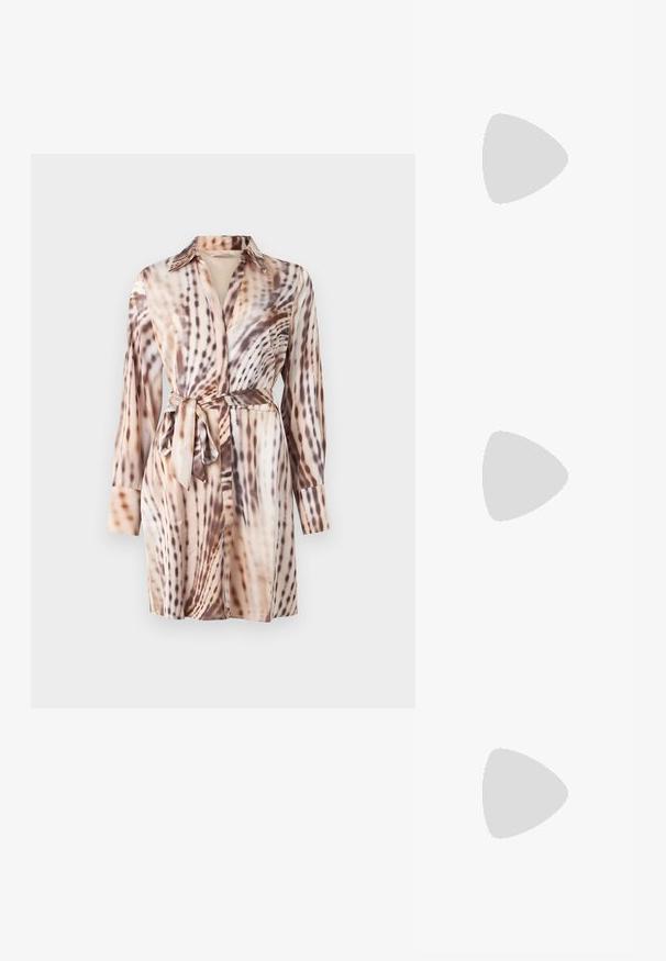 Robe chemise à manches longues avec col et ceinture nouée, présentant un motif abstrait d'animaux en beige, marron et crème.; Sandale à talon en cuir verni noir avec fines lanières croisées et talon aiguille moyen et élancé sur fond blanc.; Sac à main Calvin Klein noir brillant avec fermeture éclair dorée et anse courte sur fond blanc uni.; Boucles d'oreilles circulaires en or avec deux petites bagues en argent sur chacune, affichant des détails subtils du nom de la marque gravé, posées sur un fond blanc.