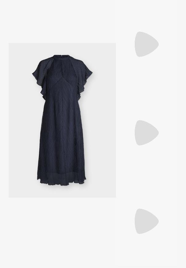 Robe midi bleu marine texturée avec manches volantées, col montant et ourlet légèrement évasé, présentée sur fond blanc.; Sandale à talon haut en cuir verni noir avec bride à la cheville et boucle dorée, bout ouvert et talon bloc sur fond blanc.; Porte-monnaie en cuir noir avec texture froncée, cadre en métal argenté, fermeture à verrouillage kiss-lock et bandoulière en chaîne. Surface lisse et douce.; Paire de petites boucles d'oreilles créoles argentées brillantes avec une base ronde, présentées sur un fond clair uni.