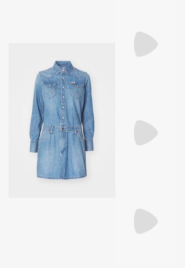 Lichtblauw denim overhemdjurk met een kraag, lange mouwen, twee borstzakken en een getailleerde taille. Heeft contrasterende stiksel en knopen.; Zwarte leren kniehoge laarzen met puntige neus en gestapelde hak. Voorzien van decoratief stiksel en gebogen designelementen.; Denim schoudertas met een opvouwbaar ontwerp, lichtblauwe kleur, zichtbare stiksels, verstelbare schouderband en een zijlabel accent.; Bruine lederen riem met een metalen ronde gesp, een gladde textuur, een serie gaatjes voor verstelbaarheid en een minimalistisch ontwerp.