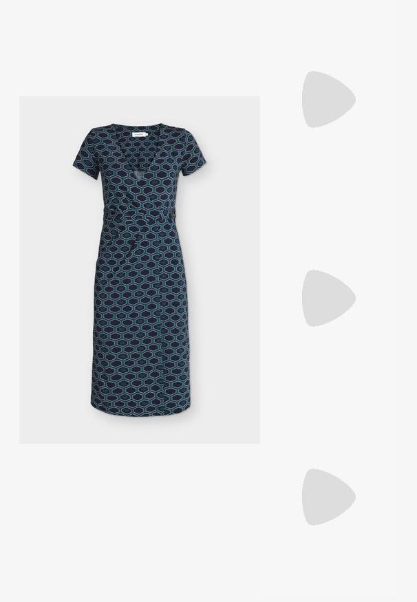 Robe midi bleu marine à manches courtes, col en V et motif géométrique hexagonal bleu sarcelle et bleu clair.; Sandale blanche à talon avec un bout pointu, sangle de cheville réglable et un talon carré épais. Texture lisse avec des détails de couture minimaux.; Pochette souple blanche avec bandoulière chaîne dorée ornée de pierres précieuses transparentes, sur fond gris clair uni.; Paire de boucles d’oreilles métalliques argentées brillantes avec un design en spirale et une pierre circulaire au centre sur un fond blanc uni.