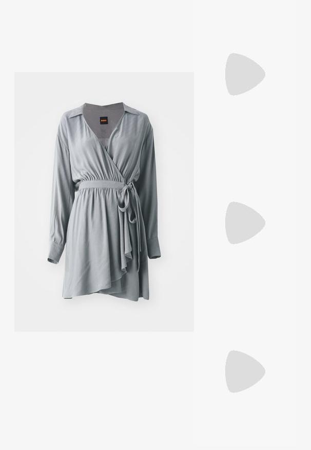 Vestido envolvente gris hecho de una tela suave, con mangas largas, una cintura ceñida y un dobladillo asimétrico fluido. Incluye cuello y un cinturón de lazo.; Zapato slingback de piel negra con puntera puntiaguda, tacón alto y ancho, y forro interior beige sobre un fondo claro y liso.; Bolso de hombro de cuero negro con solapa curva, logo dorado "HUGO" en el frente y una correa ajustable.; Pendientes de plata en forma de gota con superficies redondas y reflectantes colgando de cierres de palanca. El fondo es blanco liso.
