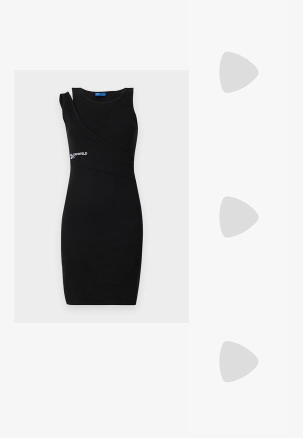 Must mustriga must dress, mis on valmistatud soonik kangast. Omab ühte õlga katvat disaini koos asümmeetrilise kaelusega ja valge "Karl Lagerfeld" logo.; Must nahktõmmiku keskmise säärega saabas, millel on terav nina ja madal kaldu konts heledal ühevärvilisel taustal.; Mustast nahast poolkuukujuline õlakott õhukese rihma ja hõbedase luku ning esiküljel hõbedase "KARL LAGERFELD JEANS" logoga.; Hõbedased langenud kõrvarõngad, millel on siledad, ümmargused, peegeldavad pinnad, mis ripuvad klamberkinnituselt. Taust on lihtne valge.