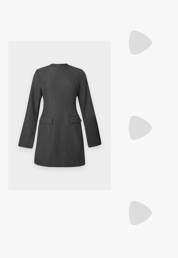 Grå skræddersyet kjole med lange ærmer, rund halsudskæring og to forlommer. Fremstillet af tekstureret stof med et slankt, struktureret design.; Sort laklædersandal med høje hæle, tynd ankelrem, åben tå og minimalistisk design på en ensfarvet lys baggrund.; Sort læderhåndtaske med en rundet form, dekoreret med sølvnitter, og et kort håndtag. Glat tekstur og lynlåslukning.; Sølv stjerneformede øreringe med en glat, poleret finish på en ensfarvet hvid baggrund.