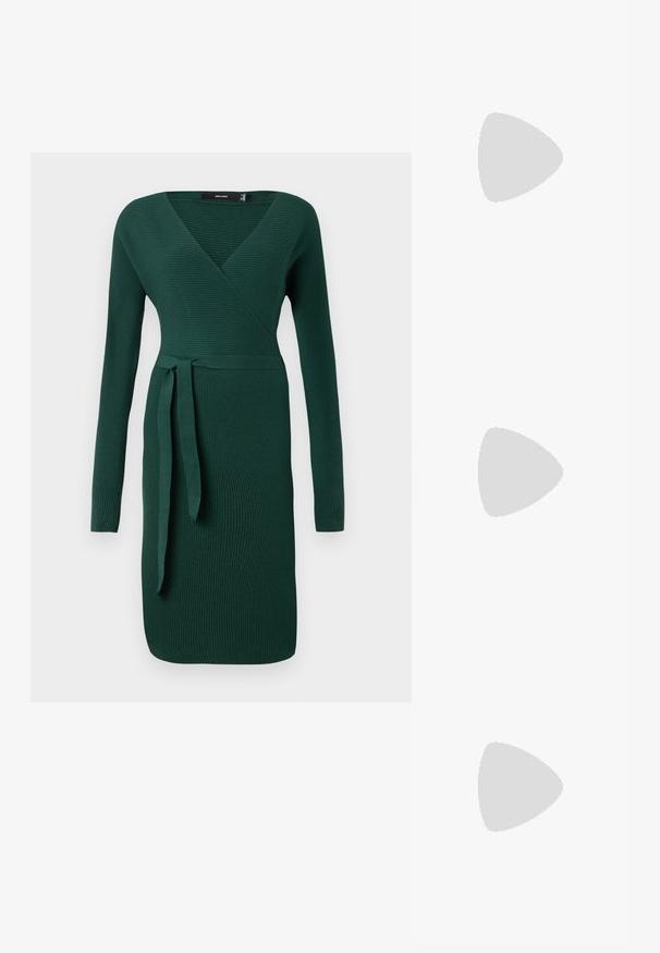 Donkergroen, geribbeld, langof-dress met een v-hals en een strikaccent op de taille. Aangesloten ontwerp met een knie-lange zoom.; Zwarte lakleren slingback schoen met spitse neus en lage schuine blokhak op een effen lichte achtergrond.; Zwarte rechthoekige schoudertas met een enkele verstelbare band en een bovenste ritssluiting op een effen achtergrond.; Een paar zilveren spiraalvormige oorringen met een glad, afgerond ontwerp op een effen witte achtergrond.