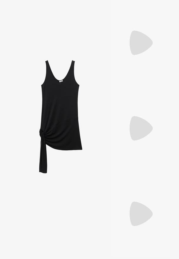 Débardeur noir sans manches avec encolure dégagée et détail nœud en tissu en bas à gauche.; Chaussure slingback en cuir verni noir à petit talon, bout pointu et bride réglable avec boucle dorée sur fond blanc.; Pochette lavande douce avec tissu froncé, fermoir kiss-lock argenté et bracelet assorti sur un fond clair uni.; Boucles d'oreilles clips en métal argenté torsadé avec une finition lisse et brillante, présentant un design moderne et abstrait en spirale.