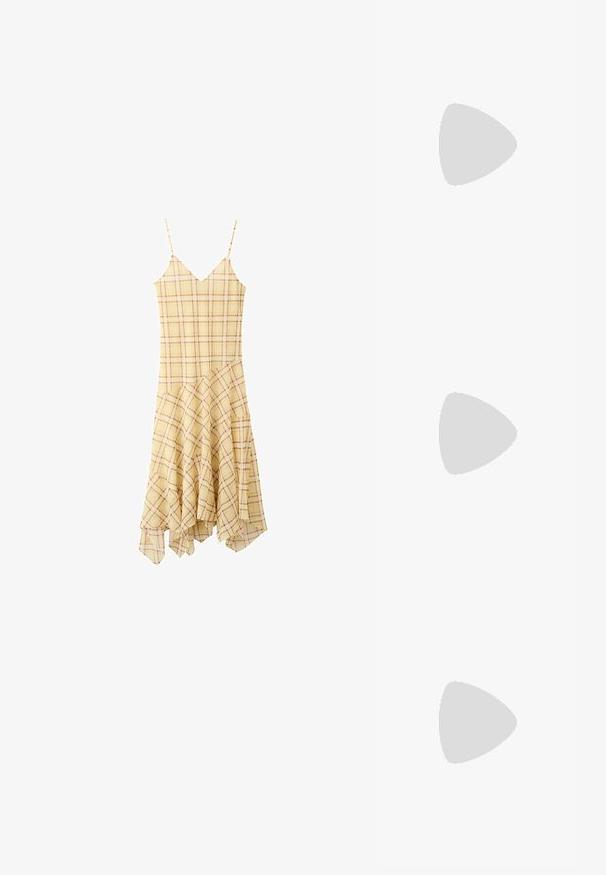 Robe sans manches à carreaux jaunes avec fines bretelles et ourlet asymétrique à volants.; Sandale noire à talon haut avec une large bride sur le pied et une boucle pour l’orteil, vue de côté sur fond blanc.; Lunettes de soleil rectangulaires en écaille avec des verres teintés marron légèrement en forme d'œil de chat et une finition brillante.; Sac cabas en cuir marron et paille tissée avec deux longues poignées et surpiqûres blanches sur la bordure en cuir.