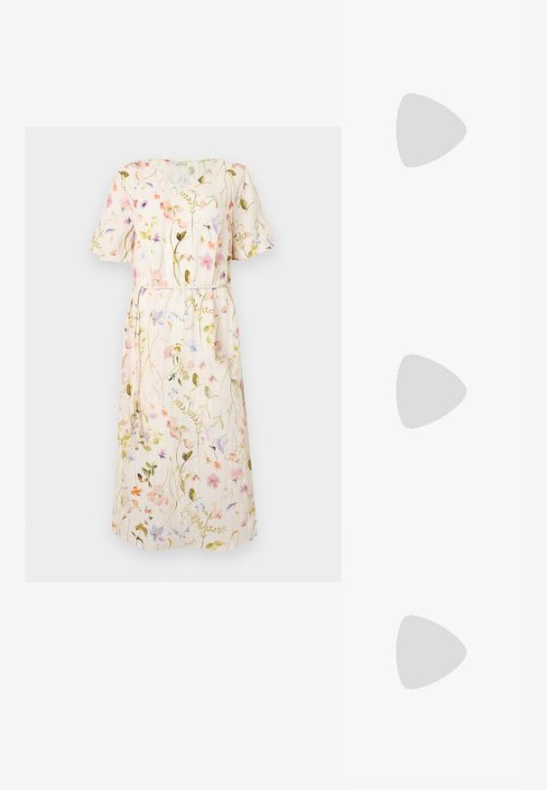 Blomstret kjole med korte ærmer, lys beige stof med flerfarvede blomster mønstre, taljebind, knælangt design.; Sort flad sandal med tynde stropper, guldring ved tåen og justerbar ankelspænde, vist mod en ensfarvet hvid baggrund.; Sort håndtaske med en rund form, lavet af glat materiale. Har et flet håndtag og en lynlåslukning for sikker opbevaring.; Par af uregelmæssigt formede, polerede øreringe i guldfarvet metal med åben midte på en ens hvid baggrund.