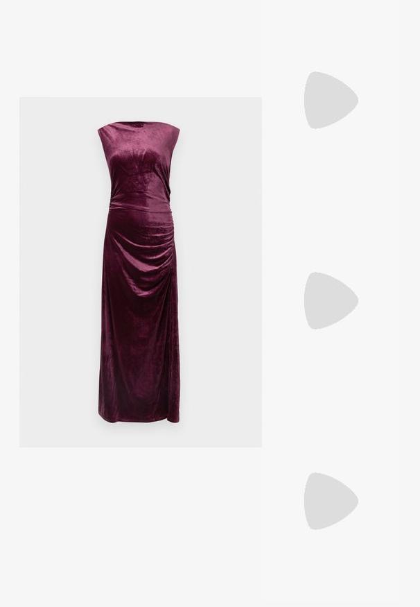 Mouwloze donkerpaarse fluwelen avondjurk met hoge hals en geplooide details aan de rechterkant, vloer-length.; Zwarte lakleren hoge hakken met slingback, puntige neus, dunne hak en dubbele banddetails over de wreef.; Kleine zwarte glanzende handtas met twee lange hengsels en zijkant trekkoord details op een effen lichte achtergrond.; Een paar gepolijste zilveren halve maanvormige creolen met heldere plastic achterkanten op een witte ondergrond.