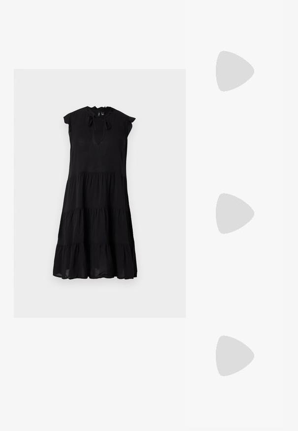 Robe midi noire sans manches à volants avec col froufrou et ouverture devant nouée par un nœud.; Even&Odd by Zalando Ballerines à brides arrière - black; Petit sac à main noir brillant avec deux longues anses et des détails à cordon sur les côtés sur un fond clair uni.; Boucles d’oreilles créoles en métal argenté avec une surface lisse légèrement incurvée et des fermoirs à clapet sur un fond blanc uni.