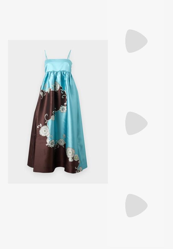Satin maxi-jurk met een aansluitende turkooise corsage, een bruine rok met witte bloemenborduursels en dunne verstelbare schouderbandjes.; Zwarte leren sandaal met hak, enkelbandje, open neus, vierkante voorkant en zilverkleurige accenten. Gesloten ontwerp met een slank profiel.; Zwarte gevlochten handtas in de vorm van een sint-jakobsschelp met een gebogen bovenkant en een geweven textuur op een effen achtergrond.; Gedraaide zilveren metalen oorknopjes met een gladde, glanzende afwerking, voorzien van een modern, abstract spiraalontwerp.
