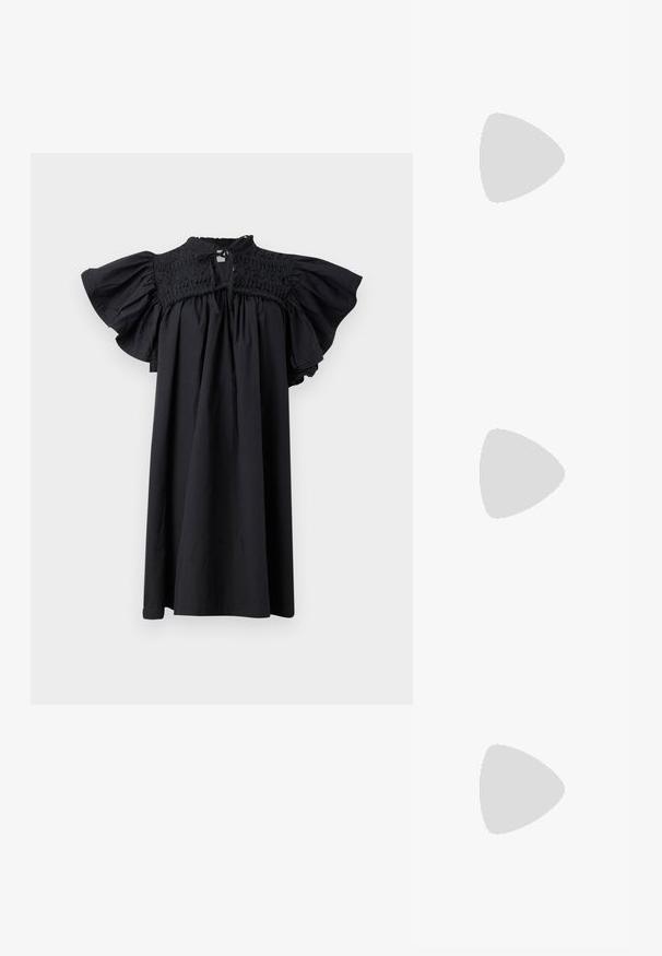 Musta mekko, jossa on rypytetty vartalo, lyhyet levenevät hihat ja pyöreä pääntie. Pehmeä kangas, joka istuu rentosti ja ulottuu polven ylle.; Even&Odd Takaa avoimet ballerinat - black; Mustasta pehmeästä kankaasta valmistettu käsilaukku, jonka yläosa on kerätty ja pyöreät kahvat solmittu pohjan kohdalla, vaaleaa yhtenäistä taustaa vasten.; Hopeilta näyttävät korvakorut, joissa on sileä, pyöreä muoto ja kiiltävä pinta. Molemmat korvakorut ovat samankokoisia ja niissä on turvallinen sulkemismekanismi.