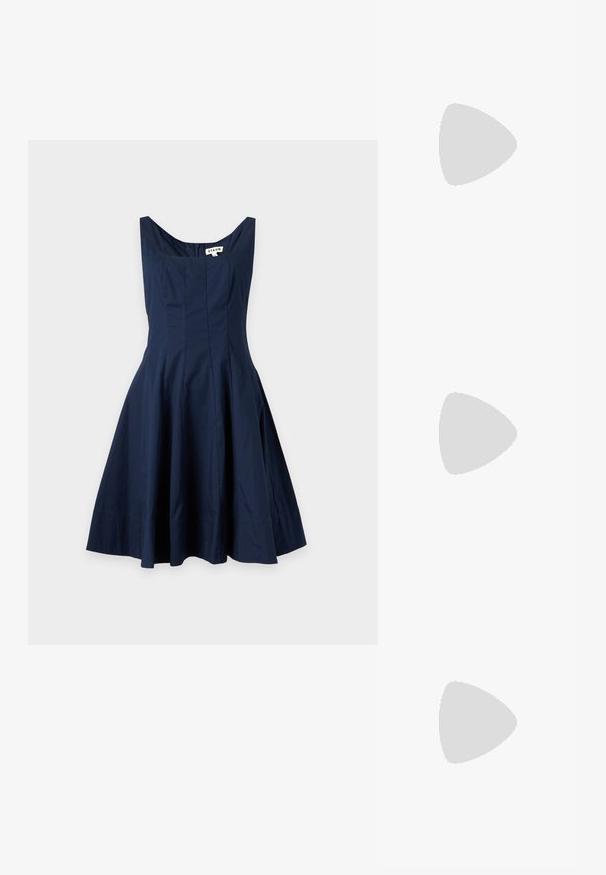 Robe bleu marine sans manches avec un décolleté carré, un corsage ajusté et une jupe évasée, présentée sur un fond clair uni.; Baskets basses avec dessus argenté réfléchissant, lacets et talon noirs, et semelle en caoutchouc beige sur un fond clair uni.; Lunettes de soleil triangulaires argentées avec des verres foncés. La monture présente un motif texturé et de petites embellissements aux coins. Structure en métal élégante.; Boucles d'oreilles en résine noire avec une finition brillante et des accents en métal argenté. Forme circulaire avec une découpe et une fermeture à tige.