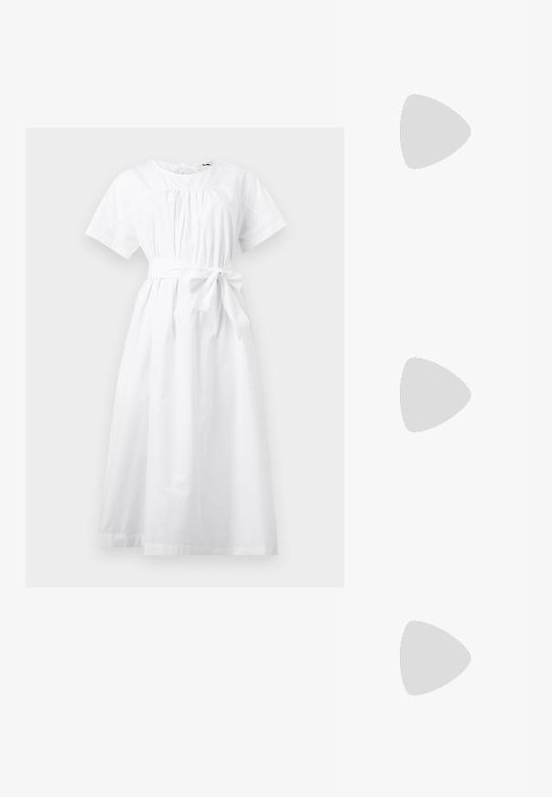 Robe midi blanche à manches courtes avec taille froncée, encolure ronde et nœud ceinture à la taille, présentée sur un fond uni.; Des sandales en daim noir à enfiler présentent une large bande, un bout ouvert et un talon métallique sculptural. Semelle lisse et plate avec une texture minimale.; Sac à épaule floral en tissu noir avec motifs de fleurs rouges et vertes, détail nœud, et une anse fine et colorée.; Boucles d'oreilles dorées en forme de fleurs avec des tiges courbées et une seule feuille sur chaque tige, sur fond blanc.