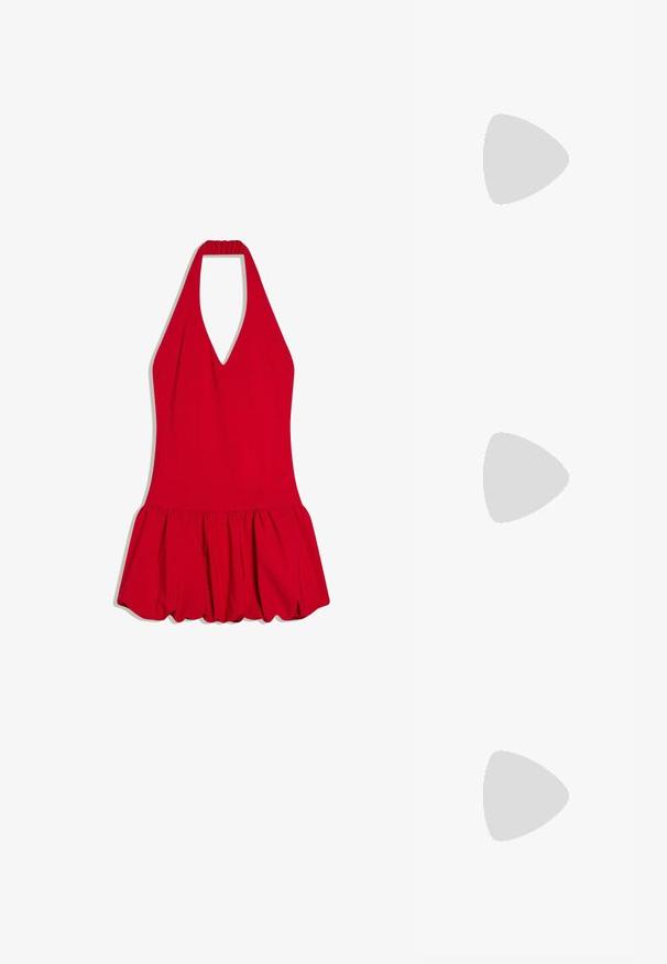 Robe rouge à col licou avec un profond décolleté en V et une jupe évasée froncée, modèle sans manches avec un corsage ajusté.; Mocassin à plateforme épaisse en cuir verni bordeaux, avec des accents blancs et une semelle noire épaisse à crampons sur fond gris clair.; Lunettes de soleil noires avec une monture rectangulaire élégante et des verres bleus. Présente une texture lisse et des branches robustes. Logo de la marque sur le côté.; Sac à main bordeaux en matériau brillant, de forme rectangulaire, avec deux anses et des accents légèrement courbés à l'avant.