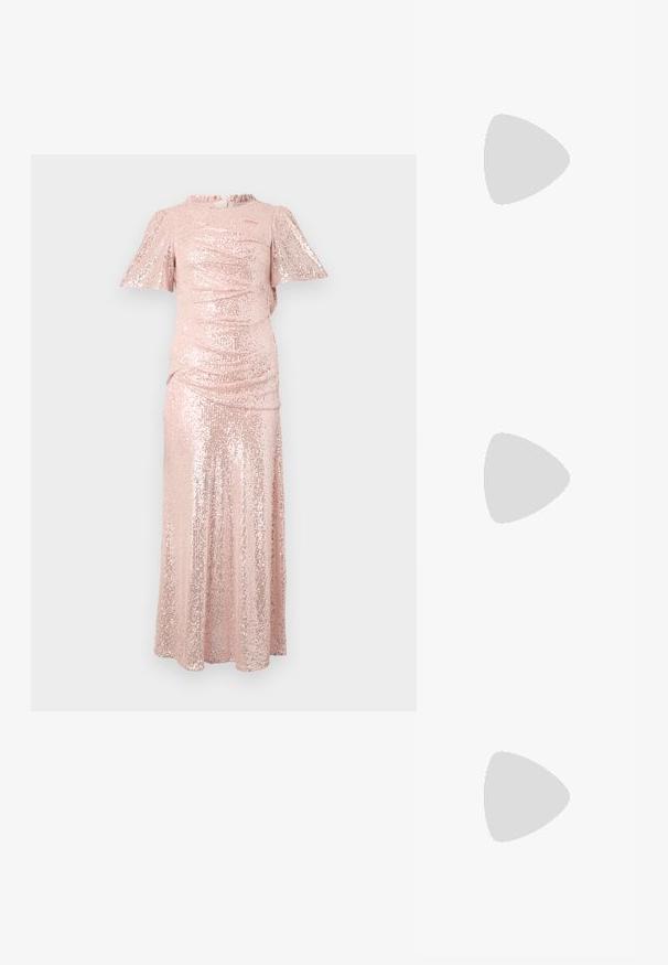 Lang pink glimmerkjole med korte, blafrende ærmer, gatheret tekstur ved brystet og en flydende nederdel, der skaber en tætsiddende silhuet.; Sorte patentlæder højhælede sandaler med tynd ankelrem og spænde, åben tå og slank stiletto hæl på hvid baggrund.; Lille gylden metalisk clutch taske med sølvspænde og kæderem på ensartet lyst baggrund.; Guldtonede øreringe med dråbeformet design, der har en central perle omgivet af små klare krystaller. Med hængslet lukning.
