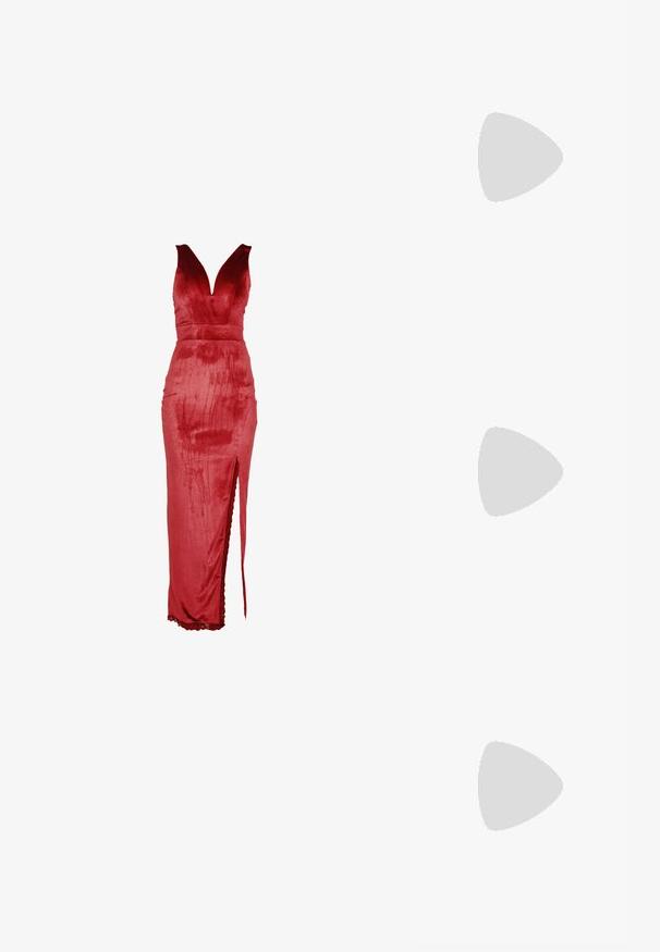 Robe en velours rouge avec un décolleté en V profond, un corsage ajusté et une fente latérale. Le design présente une texture lisse et une bordure en dentelle à l'ourlet.; Escarpin noir en cuir à bout pointu avec une bride de cheville et un talon épais. Texture lisse, design élégant et esthétique minimaliste.; Petit sac à main noir brillant avec deux longues anses et des détails à cordon sur les côtés sur un fond clair uni.; Boucles d’oreilles créoles en métal argenté avec une surface lisse légèrement incurvée et des fermoirs à clapet sur un fond blanc uni.
