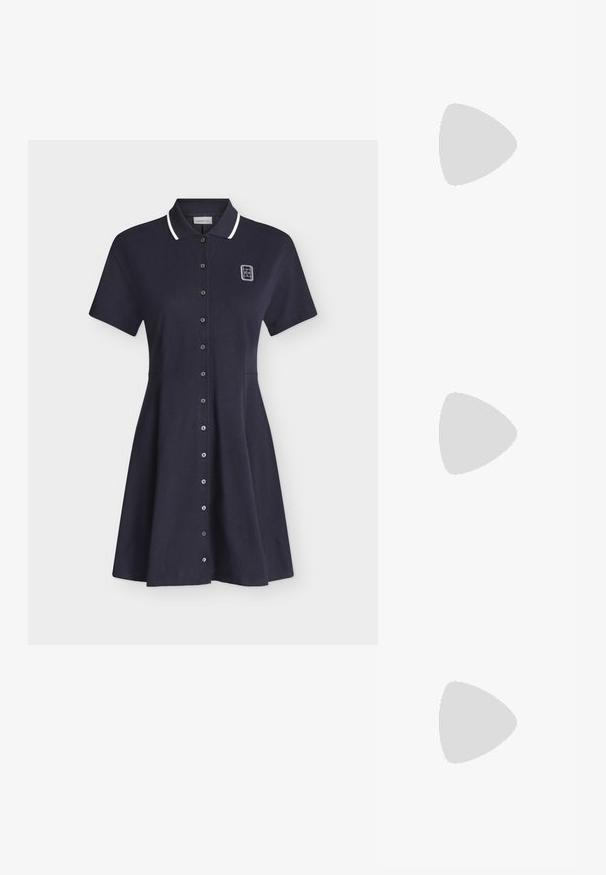 Robe polo bleu marine à manches courtes avec bordure blanche au col, fermeture à boutons sur le devant et petit logo blanc sur la partie supérieure gauche de la poitrine.; Mocassins en cuir noir avec un bout arrondi, des coutures décoratives et un petit accent doré sur le dessus. Semelle en caoutchouc plate, design épuré.; Sac à main bleu clair embossé façon crocodile avec une poignée courte et une bandoulière amovible. Texture lisse avec une fermeture éclair.; Boucles d’oreilles créoles en métal argenté avec une surface lisse légèrement incurvée et des fermoirs à clapet sur un fond blanc uni.