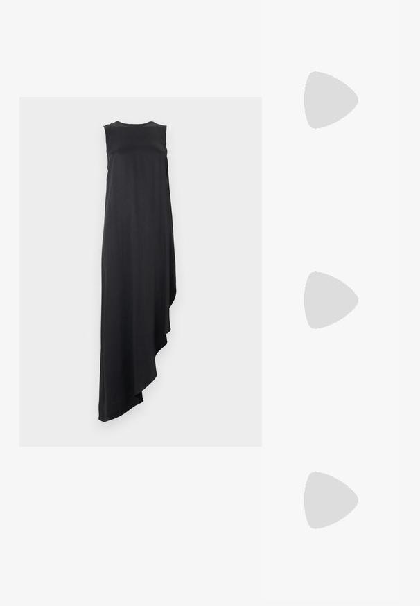 Robe noire sans manches avec un ourlet asymétrique, confectionnée dans un tissu lisse, avec un col arrondi et une silhouette fluide.; Sandale noire en cuir à brides fines, talon bas kitten, boucle à la cheville et petit pendentif doré sur fond clair uni.; Sac à main en osier noir en forme de coquille Saint-Jacques avec un dessus courbé et une texture tressée sur un fond uni.; Boucles d'oreilles en argent avec un design texturé et bosselé. Fabriquées en métal, elles disposent d'une fermeture à tige sécurisée et d'une finition polie.