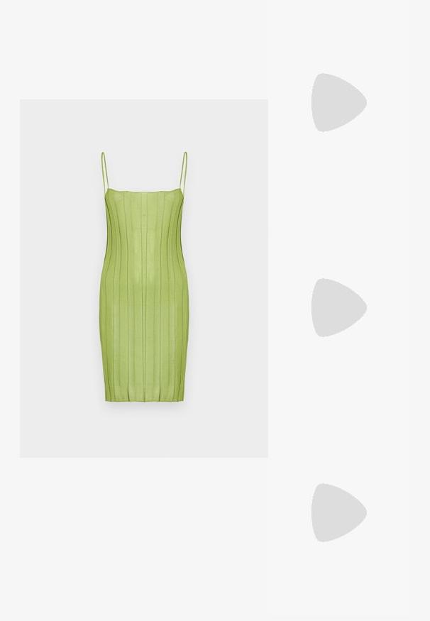 Πράσινο ριγέ φόρεμα bodycon με λεπτές τιράντες, διαθέτοντας κατακόρυφες ρίγες, εφαρμοστή σιλουέτα και απαλό υλικό.; Μαύρο σανδάλι με ψηλό τακούνι, ανοιχτά δάχτυλα, λεπτό στιλέτο τακούνι και λουράκι αστραγάλου με αγκράφα σε λευκό φόντο.; Μαύρη τσάντα φτιαγμένη από γυαλιστερό, υφασμάτινο υλικό με κυκλική, στροβιλισμένη λαβή και κλείσιμο με φερμουάρ. Διαθέτει ένα μαλακό, ζαρωμένο σχέδιο.; Ασημένια σκουλαρίκια με κυματιστό, γλυπτικό σχέδιο που διαθέτουν γυαλιστερή φινίρισμα και ακανόνιστα σχήματα, αναδεικνύοντας μια σύγχρονη αισθητική.