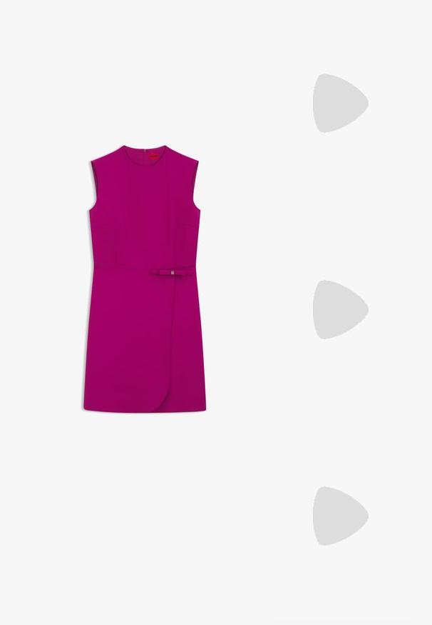 Robe magenta sans manches avec encolure ronde, taille cintrée, jupe superposée asymétrique et petit nœud assorti à la taille.; Chaussure noire à talon haut avec bout pointu et logo doré, posée sur une surface réfléchissante près d'un organiseur de dossiers en fil chromé contenant des documents.; Sac d'épaule en cuir noir de forme triangulaire, avec un logo embossé et une seule bandoulière réglable. Design minimaliste avec une texture lisse.; Paire de petites boucles d'oreilles créoles argentées brillantes avec une base ronde, présentées sur un fond clair uni.