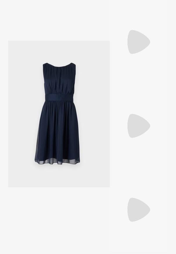 Hihaton laivastonsininen mekko, jossa rypytetty yläosa, leveä vyötärönauha ja polvipituinen hulmuava hame yksivärisellä vaalealla taustalla.; Madden Girl BRAZEN - Sandaalit nilkkaremmillä - dark nude; Valkoinen teksturoitu käsilaukku, jossa on kultaiset yksityiskohdat, kolmion muotoinen logo ja irrotettava olkahihna. Laukussa on läppäkiinnitys ja kiinnitetty avaimenperä.; Kaksi herkkää hopeista rannekorua vierekkäin, toinen pienillä helmillä ja toinen ohuella punotulla ketjulla, molemmissa hummerilukkosoljet ja merkit.