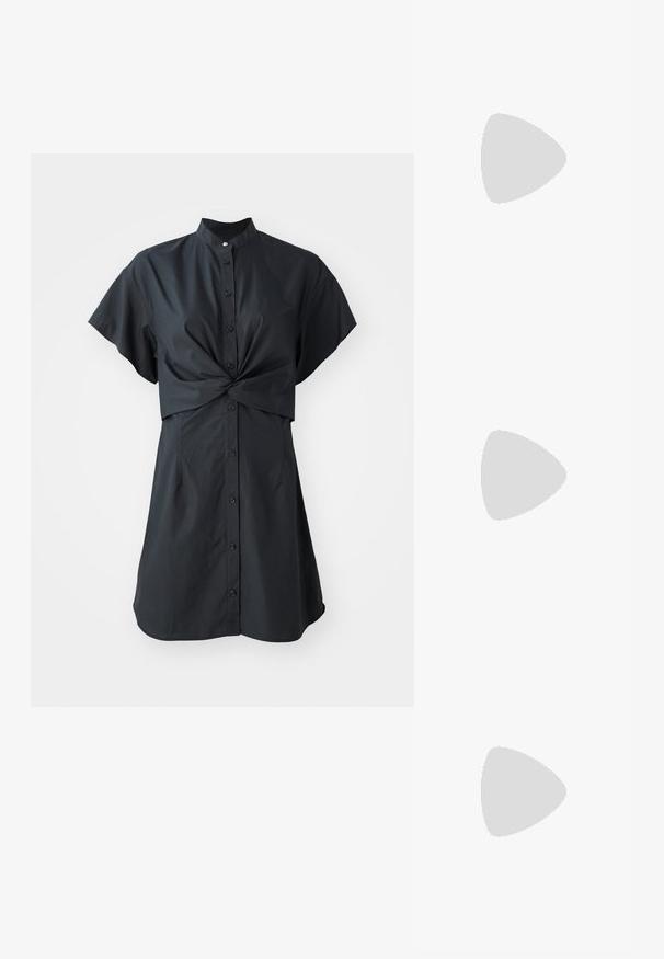 Zwart, jurk met korte mouwen en een kraag, met een voorste twistdetail en knoopsluiting, gemaakt van een gladde, lichte stof.; Zwarte leren laarzen tot net onder de knie, met een strak ontwerp, platte zool, minimale stiksels en een onopvallende ritssluiting aan de zijkant.; Zwarte gebreide cardigan, witte top, denimrok met blauw en zwart ruitpatroon, zwarte handtas en beige instapsandalen.; Zilveren druppeloorbellen met gladde, ronde, reflecterende oppervlakken die hangen aan klapring-sluitingen. Achtergrond is puur wit.