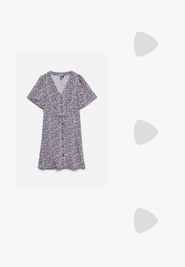 Robe à manches courtes en V avec un petit motif floral rose, blanc et noir et un détail ceinture à la taille sur fond blanc.; Mule blanche à bout ouvert avec talon bloc sur sol pavé près d'un mur carrelé, inclinée pour montrer les vues latérale et supérieure.; Pieces PCALUANA SHOULDER BAG - Sac à main - birch; Boucles d'oreilles en argent en forme de cerceau avec un charme croix et cœur. Texture lisse et brillante avec une finition polie. Chaque charmepend d'une boucle sécurisée.
