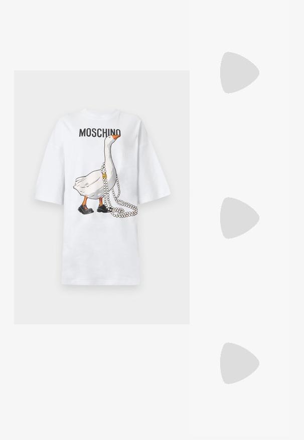 Λευκό βαμβακερό φαρδύ t-shirt με ένα κινουμένων σχεδίων χήνα που φοράει μαύρα παπούτσια και κολιέ με πέρλες, με το κείμενο «Moschino» από πάνω.; Μαύρη λουστρίνι σανδάλι με τρεις λωρίδες, πόρπη στον αστράγαλο και τακούνι στιλέτο 10 εκ. Διαθέτει χρυσά μεταλλικά στοιχεία και λογότυπο.; Μαύρη τσάντα Moschino με chunky χρυσή αλυσίδα ως χερούλι, λουράκι ώμου και χρυσή καρδιά διακοσμητικό σε λευκό φόντο.; Ζευγάρι γυαλιστερών χρυσών σκουλαρικιών με στρογγυλές χριστουγεννιάτικες μπάλες και γάντζους στερέωσης σε απλό λευκό φόντο.
