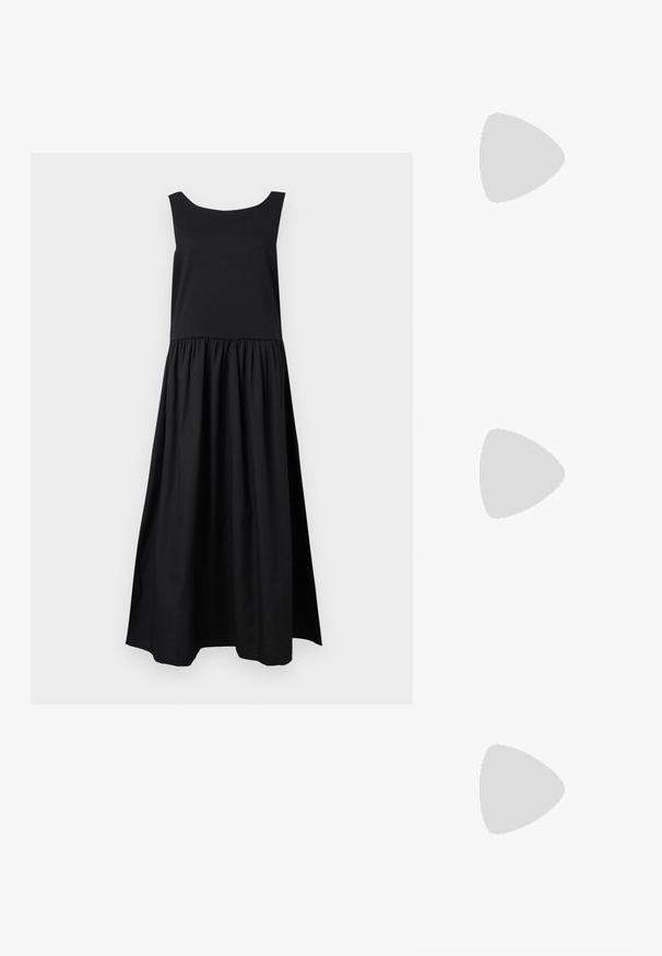 Robe maxi noire sans manches avec un corsage ajusté et une jupe froncée, présentée sur un fond clair uni.; Escarpins noirs à plateforme avec un bout pointu et une sangle réglable à la cheville. Conçus en cuir lisse, avec un large talon bloc.; Petit sac à main noir brillant avec deux longues anses et des détails à cordon sur les côtés sur un fond clair uni.; Boucles d'oreilles créoles en argent avec trois bandes semi-circulaires superposées, dont une ornée de petits cristaux clairs sur un fond clair.