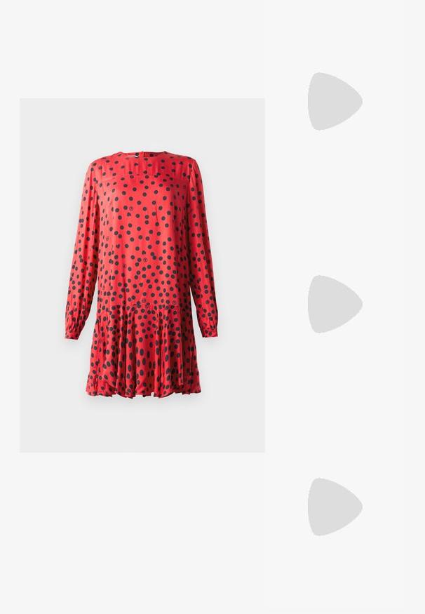 Rode jurk met lange mouwen, voorzien van een ronde halslijn en zwarte stippen. Aangesneden zoom met een gathered taille voor een vloeiende uitstraling.; Zwarte lakleren hoge hakpumps met een spitse neus en slanke silhouet, met een gladde textuur en minimalistisch ontwerp.; Zwarte leren clutch met geplooide textuur, zilverkleurig metalen frame, drukknopsluiting en kettingriem. Glad, zacht oppervlak.; Paar zilverkleurige metalen oorbellen in de vorm van een hoekige letter M met afgeronde stekers op een witte achtergrond.