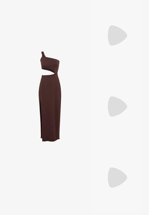 Καφέ φόρεμα με έναν ώμο και λεπτομέρεια cut-out, εφαρμοστό σχέδιο και πλάγιο φερμουάρ. Κατασκευασμένο από λείο ύφασμα με ψηλή σκίσιμο για επιπλέον λεπτομέρεια.; Σκούρο καφέ σανδάλι με ψηλό τακούνι και λεπτά λουριά, αιωρούμενο πάνω από γκρίζο άσφαλτο κοντά σε πλακιδωμένο τοίχο.; Ορθογώνια μαύρη δερμάτινη τσάντα χειρός με ένα μακρύ λουράκι και λαμπερό φινίρισμα, απεικονισμένη σε απλό λευκό φόντο.; Ζευγάρι σκουλαρικιών κρίκος από μέταλλο σε χρυσή απόχρωση με γυαλιστερό φινίρισμα και ακανόνιστο σχήμα, με ανοιχτό κέντρο, σε λευκό απλό φόντο.
