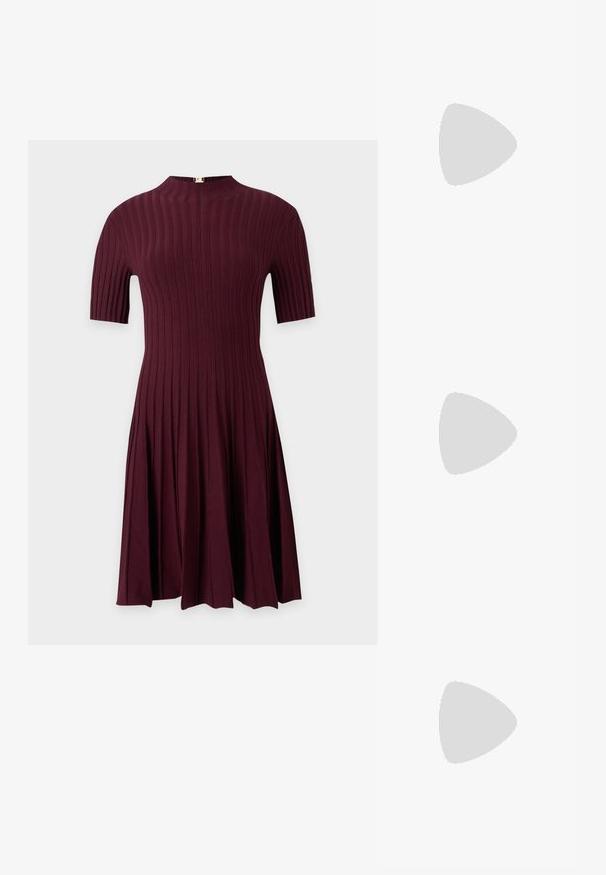 Robe bordeaux mi-longue à manches courtes avec motif en maille côtelée verticale et col montant sur fond uni.; Chaussure slingback en cuir verni noir à bout pointu avec bride en T et petit talon bloc incliné sur fond blanc.; Petit sac à main rectangulaire en cuir marron foncé avec une bandoulière chaîne dorée et un fermoir doré à l'avant.; Boucles d'oreilles créoles en or avec pendentifs en forme de cœur. Chaque cœur présente une surface texturée et une pierre précieuse noire centrale sertie de griffes.