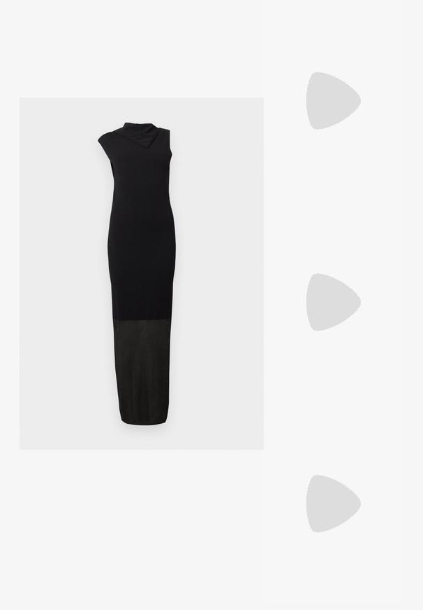 Robe maxi noire sans manches avec un décolleté asymétrique et une moitié inférieure texturée s'étendant jusqu'à l'ourlet.; Pompe à talons hauts en suède noir avec un bout pointu, dotée d'un talon bloc noir brillant et d'une doublure intérieure lisse.; Sac d'épaule en tissu noir avec fermeture éclair supérieure, bandoulière chaîne et cuir, et une pièce de logo texturée à l'avant. Présente un extérieur lisse.; Boucles d'oreilles clips en métal argenté torsadé avec une finition lisse et brillante, présentant un design moderne et abstrait en spirale.