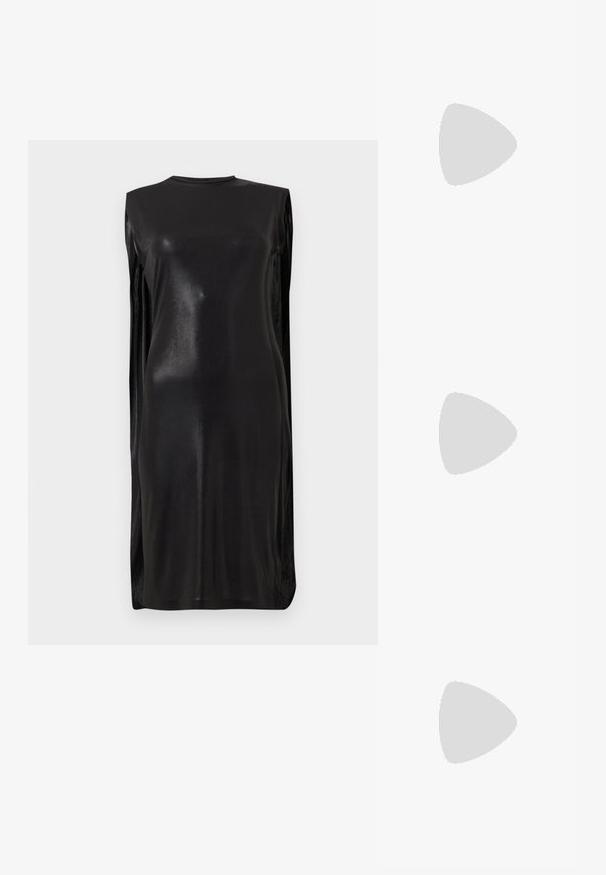 Ærmeløs sort midi-kjole med lige snit og blødt skinnende stof, vist mod en ensfarvet lys baggrund.; Sorte patenterede læderslingbacks med spidse tæer, lav blokhælt og justerbar ankelrem med guldspænde.; Mørkebrunt blankt læderhåndtaske med lange, tynde håndtag og en struktureret rektangulær bund på en ensfarvet lys baggrund.; Sølv clip-on øreringe med spiralmønster, der har en glat metallisk tekstur og runde former. Ingen synlige udsmykninger eller mønstre.