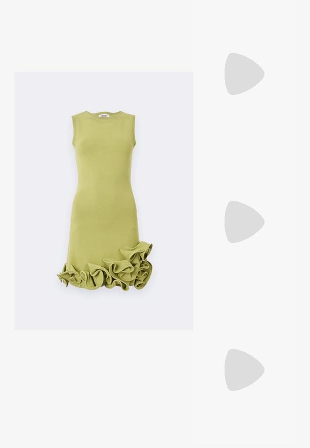 Robe cintrée sans manches vert clair avec encolure ronde et détails à volants sur l'ourlet.; Sandale en cuir verni noir avec trois brides, boucle de cheville et talon aiguille de 10 cm. Présente un détail en métal doré et un charm logo.; Sac d'épaule en cuir noir avec fermeture éclair dorée et logo "LOVE MOSCHINO" sur le devant, doté d'une poignée supérieure incurvée.; Paire de boucles d'oreilles boule de Noël dorées brillantes avec fermoirs à crochet sur fond blanc uni.