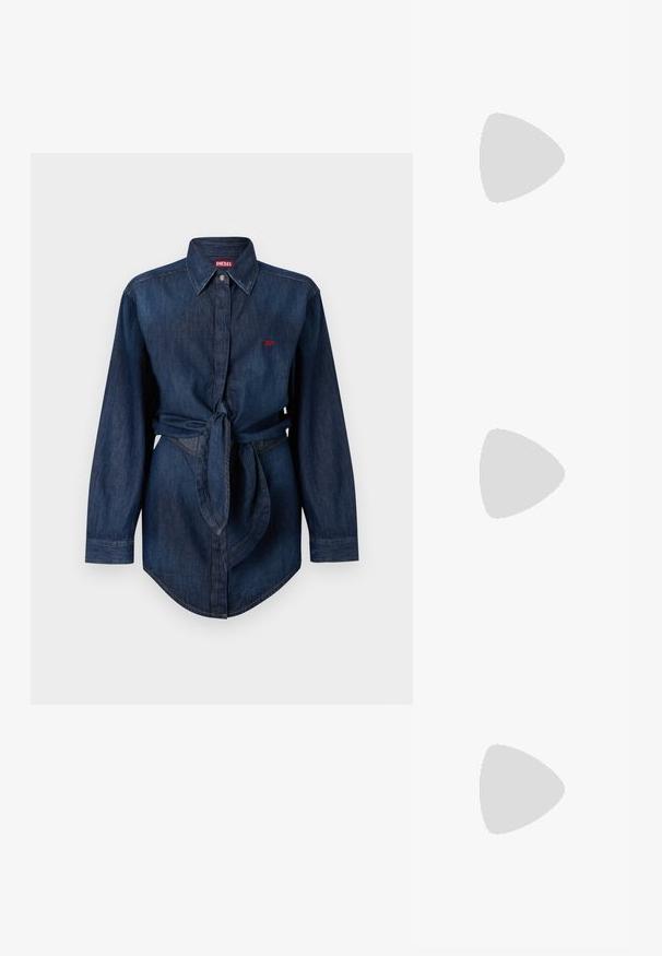 Chemise en denim bleu foncé à manches longues avec col, fermeture à boutons sur le devant, ceinture à la taille et petit logo Diesel rouge sur la poitrine.; Botte en cuir noire à hauteur de genou avec bout pointu et talon large, présentée en profil latéral gauche sur fond blanc.; Sac à main en cuir verni noir avec une forme incurvée unique, une anse courte et ajustable, et une fermeture zippée. Texture lisse avec un branding discret.; Ceinture en cuir noir avec une large sangle, une boucle ovale en argent au design géométrique, et une texture lisse sur toute sa surface.