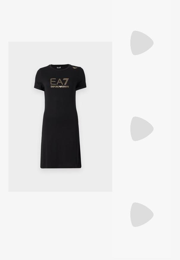Čierne šaty vyrobené z mäkkej látky, s krátkymi rukávmi, okrúhlym výstrihom a zlatým logom s nitmi na prednej strane a na pleci.; Kožené platformové tenisky v bielej farbe so zlatými akcentmi, s textúrovaným zlatým opätkom, okrúhlymi šnúrkami a hladkou podrážkou s tenkým zlatým prúžkom.; Čierna kožená polmesiacovitá kabelka cez rameno s nastaviteľným popruhom a malým zlatým logom uprostred prednej strany.; Pár hladkých zlatých kruhových náušníc strednej veľkosti so závesnými zapínaniami na jednoduchom svetlom pozadí.