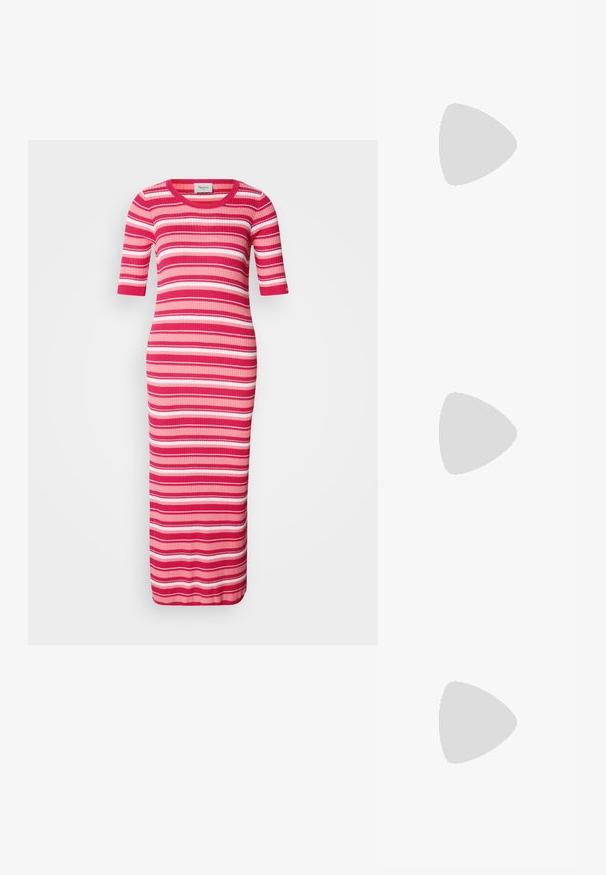 Robe maxi en maille côtelée à manches courtes, avec des rayures horizontales roses, rouges et blanches. Encolure arrondie et silhouette ajustée.; Pieds en sandales slides noires associés à un pantalon marron fluide et transparent sur un fond blanc uni.; Sac à main en cuir synthétique blanc avec une forme triangulaire structurée, une bandoulière unique réglable et un rabat à courbes accentuées.; Boucles d'oreilles en argent en forme de cerceau avec un charme croix et cœur. Texture lisse et brillante avec une finition polie. Chaque charmepend d'une boucle sécurisée.