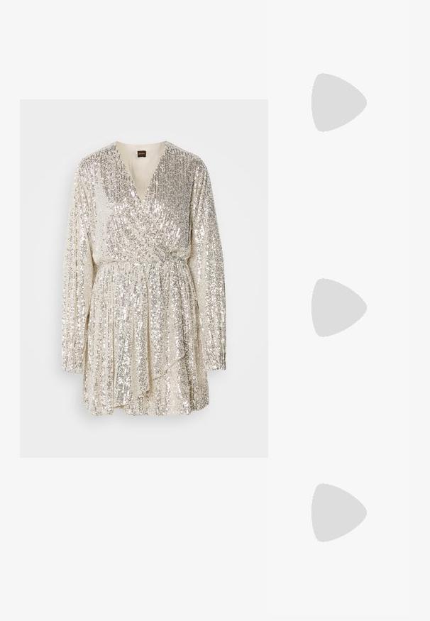 Robe mini en sequins argentés avec décolleté en V, manches longues, design drapé et taille froncée, affichant une surface texturée et scintillante.; Sandale en cuir verni noir avec trois brides, boucle de cheville et talon aiguille de 10 cm. Présente un détail en métal doré et un charm logo.; Sac bandoulière métallisé argent avec une bandoulière chaîne, forme géométrique, texture lisse et détail logo. Doté d'une fermeture éclair et de surpiqûres décoratives.; Boucles d'oreilles en argent en forme de créoles avec des accents de perles et de cristaux, présentant une surface texturée et une fermeture à tige sécurisée.