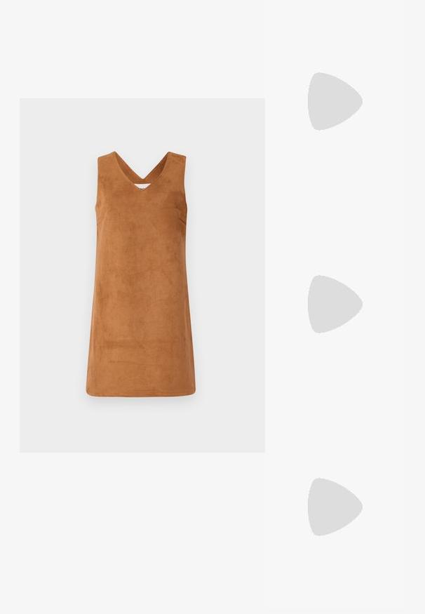 Robe sans manches brune en matériau semblable àdu daim avec un décolleté en V, présentant une texture lisse et des lignes épurées. Pas de détails supplémentaires.; Mocassin en cuir noir brillant avec semelle épaisse à crampons et bride penny, présenté en profil latéral sur fond blanc uni.; Sac seau en cuir noir avec bandoulière réglable et boucle dorée sur un fond uni gris clair.; Deux paires de Boucles d'oreilles créoles géométriques dorées sur une surface blanche unie, une paire carrée et pleine, une paire rectangulaire et creuse.